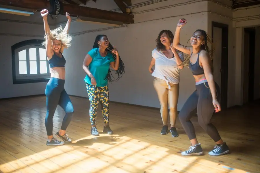 Cours de danse collectif pour femmes dans un studio lumineux