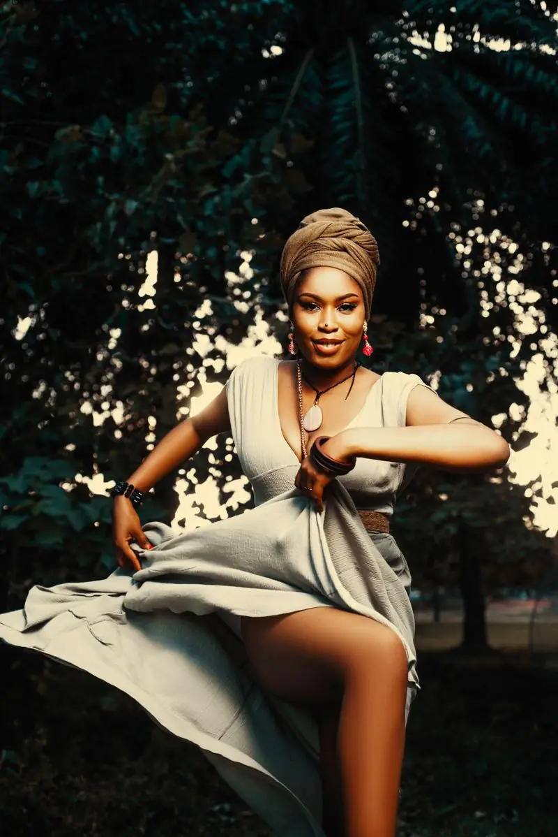 Danseuse afro en robe, en plein mouvement