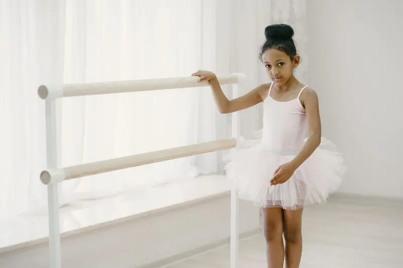 Petite danseuse en tutu à la barre