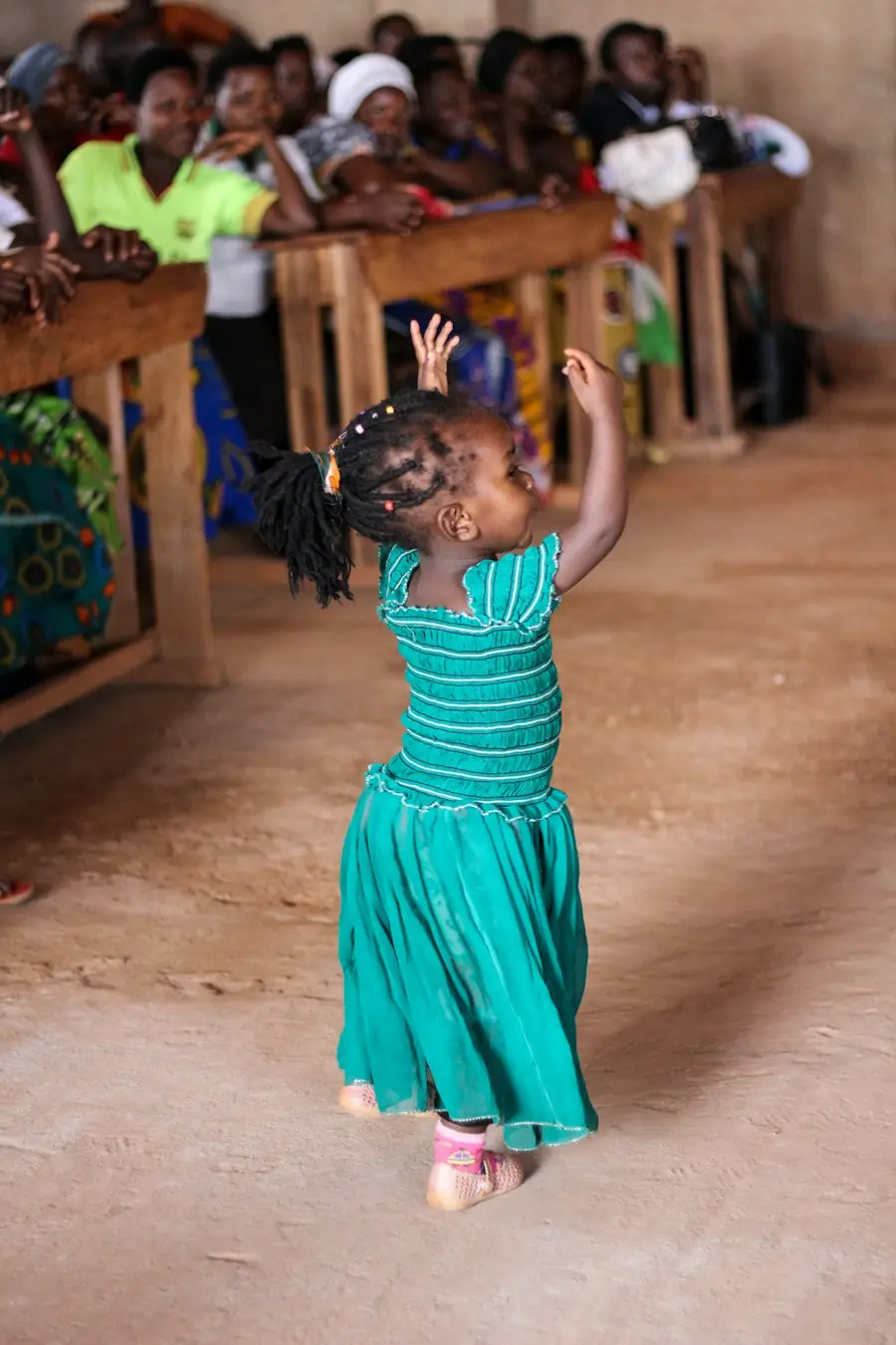 Petite fille qui danse devant un public