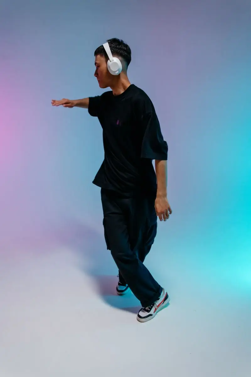 Enfant qui danse le hip hop avec un casque