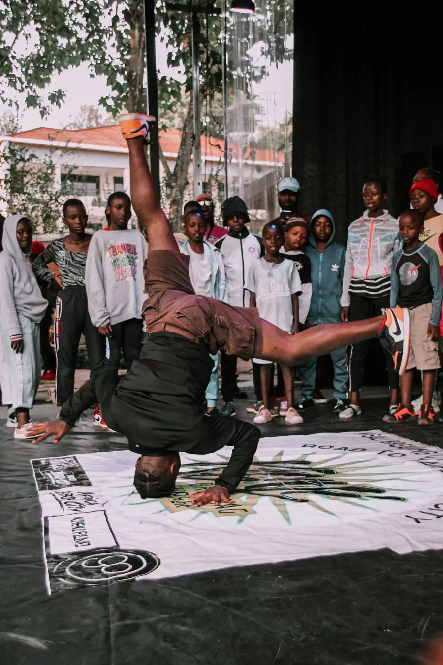 Battle de breakdance devant un public d’enfants